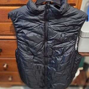 New Heated Mens Black Quilted Vest HEATED. SZ XL. comes With Power Bank.